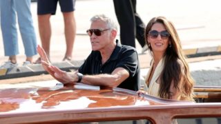 Φεστιβάλ Βενετίας 2025 | George &amp; Amal Clooney, Emma Stone και άλλοι σταρ έφτασαν στην ιταλική πόλη
