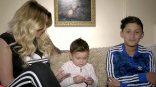 Αγγελική Ηλιάδη: Ανοίγει την πόρτα του σπιτιού της &amp; μιλάει μαζί με τους γιους της στην «Ελένη»