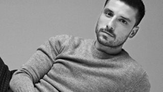 Η στιγμή που η αστυνομία φτάνει στο θέατρο μετά τη φάρσα του Σπύρου Χατζηαγγελάκη που τον οδήγησε στο κρατητήριο