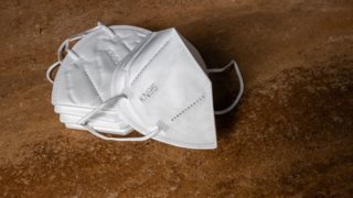 Με μάσκα και τον Μάιο στους εσωτερικούς χώρους: Δεν έχει κλειδώσει η κατάργηση από την 1η Ιουνίου, λέει ο Πλεύρης