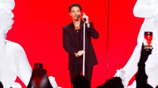 Αντέδρασε ο Νίκος Οικονομόπουλος για το πανέρι με λουλούδια που τον χτύπησε στο πρόσωπο