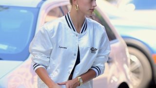 Η sporty εμφάνιση της Hailey Bieber με φόρμα Bershka