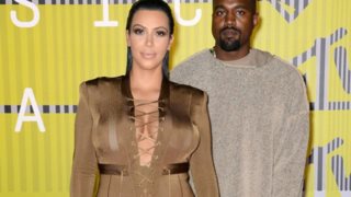 Kim Kardashian-Kanye West: Η χριστουγεννιάτικη φωτογραφία τους είναι έτσι ακριβώς όπως την περιμέναμε