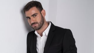 Νίκος Πολυδερόπουλος
: Μας συστήνει τον κούκλο αδερφό του