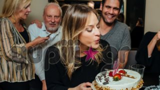 Ιλένια Ουίλιαμς: Έγινε 28 και το γιόρτασε με ένα μεγάλο πάρτι! Το τρυφερό φιλί με τον Ουγγαρέζο μπροστά στον φακό