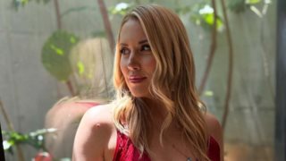 Η Φωτεινή Πετρογιάννη με το ιδανικό κόκκινο φόρεμα από τη Massimo Dutti - Θα το βρεις σε έκπτωση