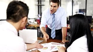 Οι συμπεριφορές που κανείς δεν θέλει να έχει στο γραφείο του
: Μακριά από εμάς!