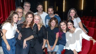 Διάσημες Εμφανίσεις: Το «Δικό μας σινεμά» συνάντησε τη «Σκούπα»! Η Βανδή στην πρεμιέρα του νέου έργου των Ρέππα- Παπαθανασίου