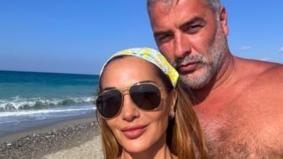 Δέσποινα Βανδή και Βασίλης Μπισμπίκης δίνουν παράταση στο καλοκαίρι με φωτογραφίες τους από παραλία της Κρήτης