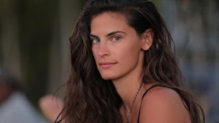 Χριστίνα Μπόμπα: Με ολόσωμο μπικίνι στην παραλία