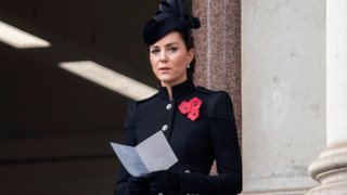Η Kate Middleton πήρε τη θέση της βασίλισσας Ελισάβετ στο μπαλκόνι στην τελετή για τη μέρα των Βετεράνων