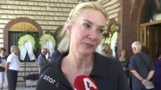 Λύγισε η Μαρία Νικόλτσιου στην κηδεία της Ηρούς Καριοφύλλη: "Ένα μεγάλο κομμάτι της νιότης μας φεύγει σήμερα"