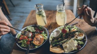 Τι να φάω το μεσημέρι; 
: 10 light γεύματα με λιγότερες από 400 θερμίδες για να μην τρως μόνο κοτόπουλο-σαλάτα