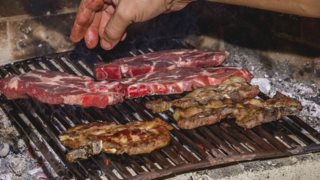 Για μια σωστή Τσικνοπέμπτη: Τα πιο κοινά λάθη που κάνεις όταν ψήνεις μπριζόλες