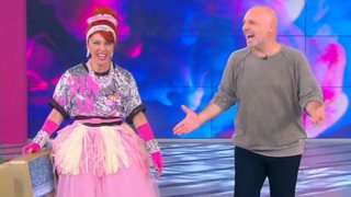 Video Of The Day: Η επική τούμπα της Βάνιας στο πλατό του «Καλό Μεσημεράκι»