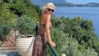 Η Ελένη Μενεγάκη ποζάρει με φόντο το γαλάζιο