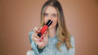 Πώς να κάνεις juicy τα χείλη σου με κόκκινο κραγιόν