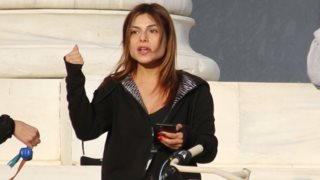 Η Ελευθερία Ελευθερίου σε paparazzi στιγμές πριν αναχωρήσει για το Survivor