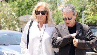 Αμήχανη στιγμή on camera για το Γιώργο Νταλάρα - Η Άννα Νταλάρα τον απομακρύνει για αποφύγει τις δηλώσεις