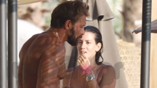 Γιάννης Μαρακάκης &amp; Νίκη Θωμοπούλου: Η Μύκονος τους πάει πολύ! Τρυφερές στιγμές στην παραλία