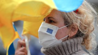 Ουκρανία | Το viral video με τη θαρραλέα Ουκρανή που έδωσε ηλιοτρόπια σε Ρώσο στρατιώτη