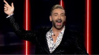 Ο Νίκος Κοκλώνης έγινε... Σάκης Ρουβάς και τραγούδησε Shake it!