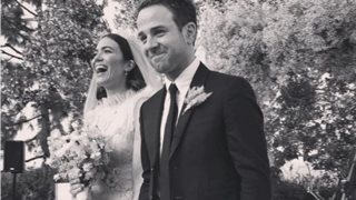 Mandy Moore : Παντρεύτηκε με ένα ονειρικό νυφικό