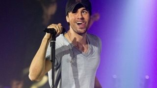 Enrique Iglesias : Φιλήθηκε με θαυμάστρια πάνω στη σκηνή!
