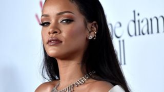 Rihanna : Όχι 1, ούτε 2, ούτε 3. Η τραγουδίστρια λανσάρει 40 αποχρώσεις foundation!
