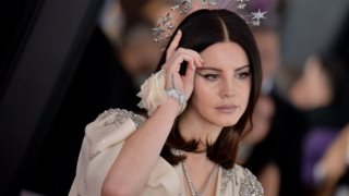 Αρραβωνιάστηκε η Lana Del Rey - Η εμφάνιση με το δαχτυλίδι αρραβώνων που πέρασε απαρατήρητη