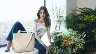 Penelope Cruz: Φωτογραφίζεται με τη τσάντα που θα κρατούν όλες!