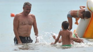 Νίκος Μάνεσης- Φαίη Μαυραγάνη: Με τα παιδιά τους στην Κεφαλονιά: Φωτογραφίες