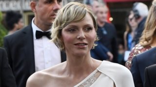 Πριγκίπισσες με παστέλ στο Μονακό: Το Louis Vuitton κοστούμι της Σαρλίν και το κόσμημα των 55.000 ευρώ