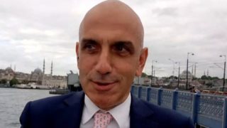 Μανώλης Κωστίδης | Ο γλυκός λόγος για τον οποίο φόρεσε... ροζ γραβάτα