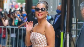 Hollywood Report | Η εντυπωσιακή Lady Gaga στη Νέα Υόρκη &amp; ο βρεγμένος Keanu Reeves στη Γερμανία