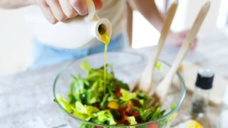 Κι όμως, μπορείς να χάσεις βάρος τρώγοντας λίπη: Μια νέα έρευνα «αποθεώνει» τα οφέλη της μεσογειακής δίαιτας.