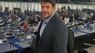 Αλέξης Γεωργούλης: Οι φωτογραφίες από την ορκωμοσία στο Ευρωκοινοβούλιο &amp; η διάσημη φίλη που τον έψαχνε στην... Αθήνα!