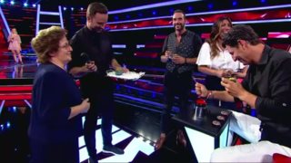 Video Of The Day: Γιαγιά διαγωνιζόμενης εισέβαλε στο γύρισμα του The Voice