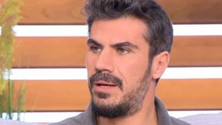 Άκης Πετρετζίκης | Η φωτογραφία με το γιο του ντυμένο τσολιά!