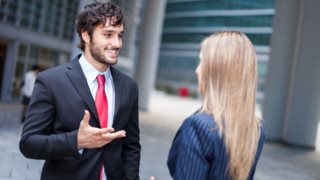 Αυτό είναι το πρώτο πράγμα που προσέχουν οι γυναίκες πάνω σου: Και δεν είναι το «χοντρό» πορτοφόλι σου!