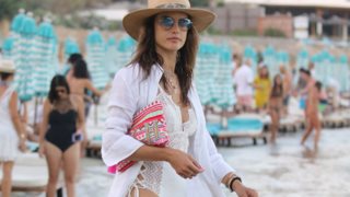 Alessandra Ambrosio: Η σέξι εμφάνιση με μαγιό στη Μύκονο: Φωτογραφίες