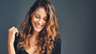 Ούτε κομμωτήριο, ούτε κόπος! 
: Η θεραπεία για τέλεια μαλλιά που μπορείτε να κάνετε μόνες σας και στις διακοπές
