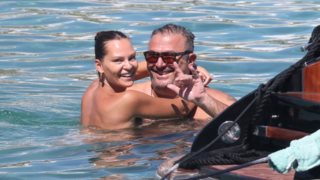 Αντώνης Ρέμος &amp; Υβόννη Μπόσνιακ σε τρυφερές στιγμές στο σκάφος