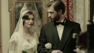 Πηνελόπη Τσιλικά: Η πρωταγωνίστρια της «Μικράς Αγγλίας» σε σπάνια εμφάνιση με γοητευτικό συνοδό