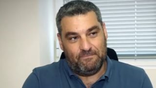 Ο Μάνος Νιφλής αποκάλυψε γιατί βρέθηκε εκτός Open: &quot;Ήταν απόφαση του καναλιού να κόψει τη ζώνη&quot;