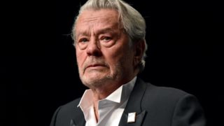 &quot;Ο Alain Delon έκανε χειραψία με τον συνοδό μου και μου φίλησε το χέρι&quot;