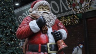 Χριστούγεννα με lockdown: Στις 11/12 ανοίγουν τα κομμωτήρια, στις 14/12 το λιανεμπόριο – Σύσκεψη στο Μαξίμου για το εμβόλιο