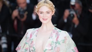 Elle Fanning: Τo ανοιξιάτικο milkbraid στο κόκκινο χαλί των Καννών
