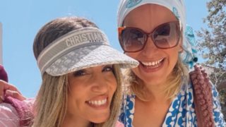 Το χιουμοριστικό βίντεο της Αθηνάς Οικονομάκου με την Λένα Δροσάκη από την Άνδρο - "Χτενίστηκες αγαπούλα"