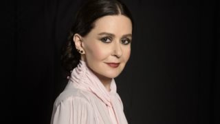 48 χρόνια πριν: Η νεαρή Κάτια Δανδουλάκη με τον Χρήστο Πολίτη στην κοπή της πίτας της ΥΕΝΕΔ